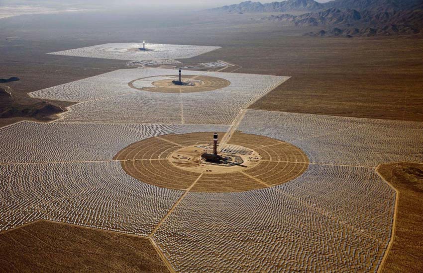 Impianto di Ivanpah nel deserto del Mojave in California